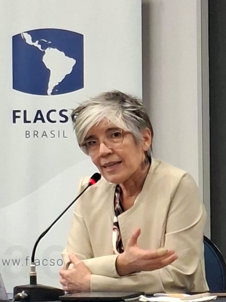 Dra. Ana Gabriela Fernández, directora de FLACSO Uruguay, interviniendo durante una actividad del Sistema FLACSO en Brasilia.