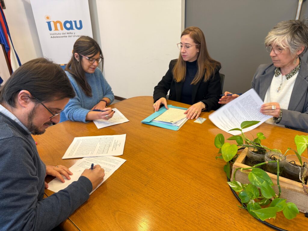Representantes de INAU y FLACSO Uruguay