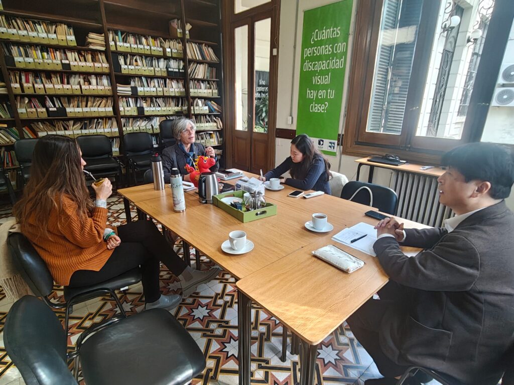 🗓 En el día de ayer recibimos la visita de Lou Yongqiang, Director del Instituto Confuc...