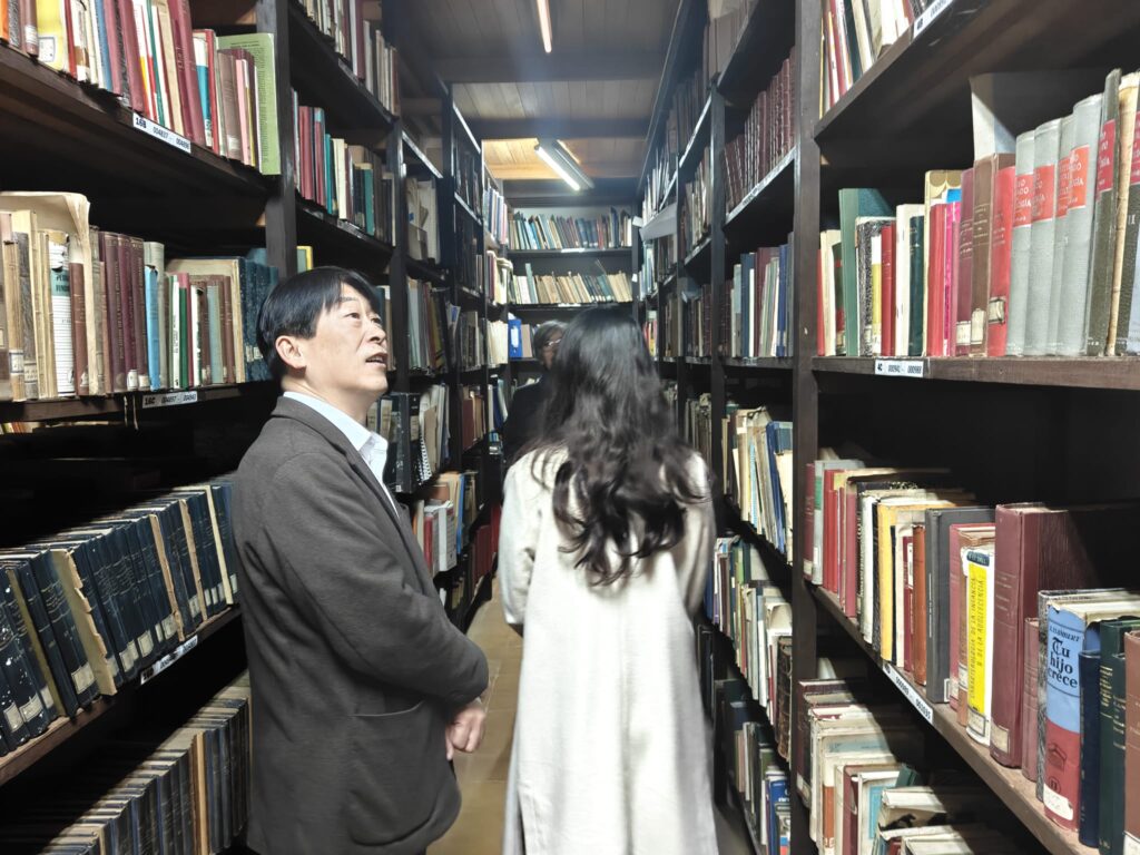 🗓 En el día de ayer recibimos la visita de Lou Yongqiang, Director del Instituto Confuc...